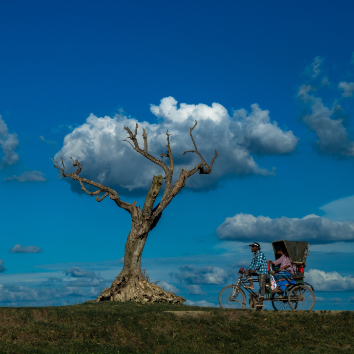 মেঘের সঙ্গে পথচলা