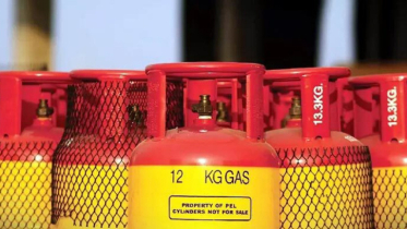 বাজারে অরাজকতার মধ্যেই বাড়ল এলপিজির দাম