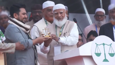 নাহিদ ইসলামের হাতে দাঁড়িপাল্লা তুলে দিলেন জামায়াত আমির