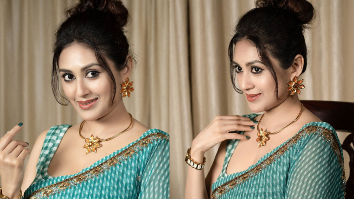 শাড়ি ও খোঁপা চুলে কুসুমের স্নিগ্ধতা